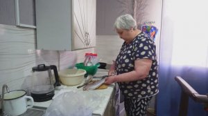 А на завтрак рыбка Довольная мама всех накормит ПОДВАЛ ИЛЬИЧА деревня