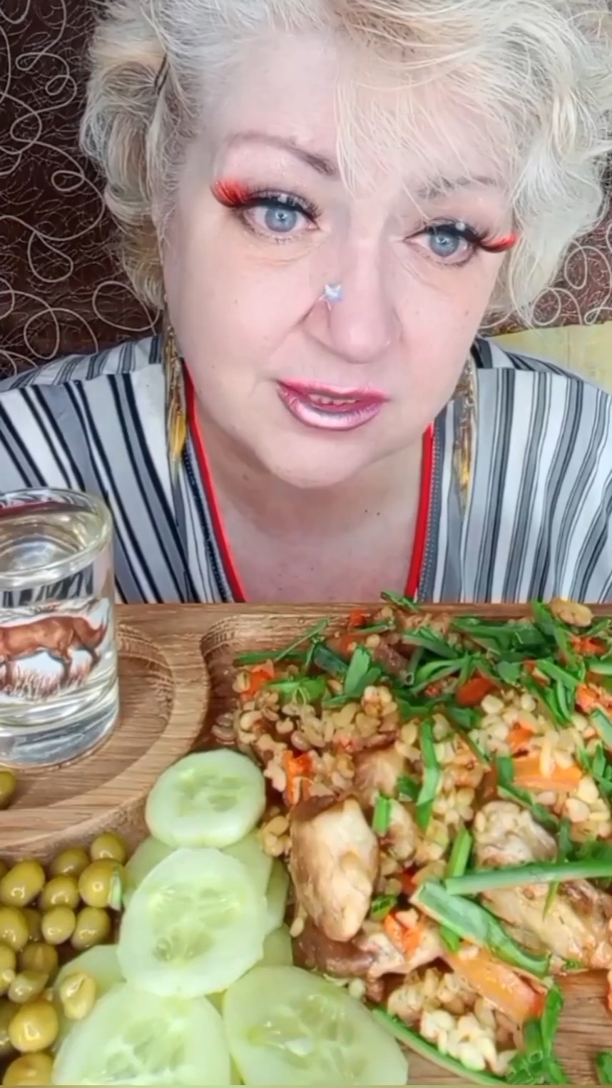 "ЧТО ЗДЕСЬ ВООБЩЕ ПРОИСХОДИТ?" смотреть онлайн