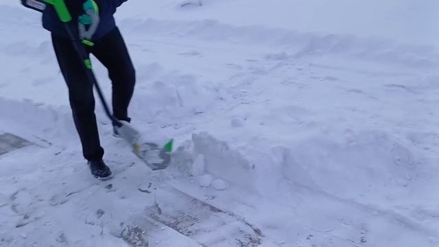 Расчищаем снег легко и быстро. Аккумуляторная снеголопата REDVERG смотреть онлайн