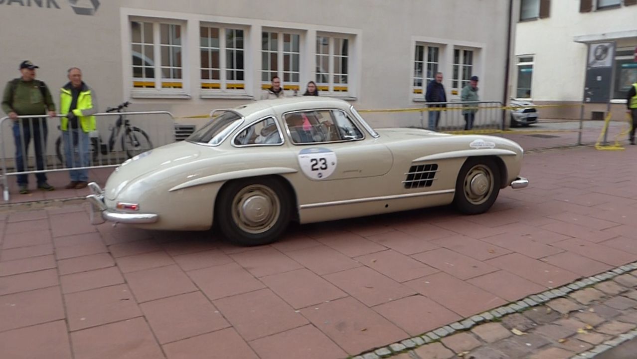 Девушка делает фото с мерседесом смотреть онлайн