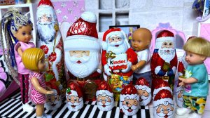 УСТРОИЛИ ГОНКИ ЗА ДЕДОМ МОРОЗОМ🎅ОНИ ШОКОЛАДНЫЕ😲 Катя и Макс веселая семейка! Куклы Барби видео