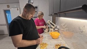 Как мы с Юрой пельмени лепили к Новому году