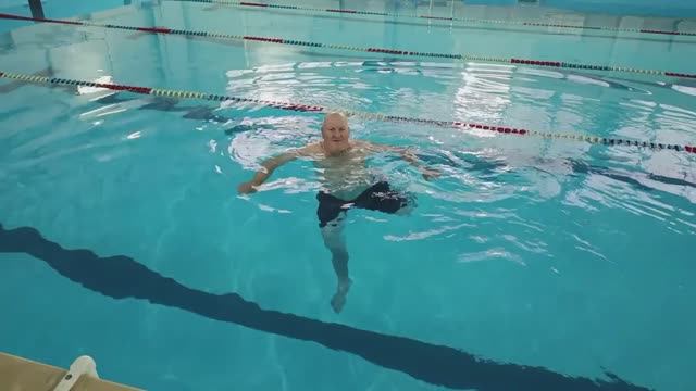 С УТРА В БАССЕЙН, НАТОПИЛА СВИНОЕ САЛО СЕБЕ И СЕСТРЕ смотреть онлайн