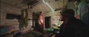 ИЗБУШЕЧНЫЙ КАЙФ В НЕНАСТЬЕ. ЖИЗНЬ В ИЗБЕ С КОМФОРТОМ. НАШЛИ ОХОТНИЧЬЕ ЗИМОВЬË 70-80х годов.