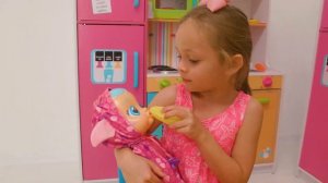 Весёлые приключения в бассейне: водные горки с Майей и Машей