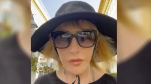 Неузнаваемая Алла Пугачева в траурном наряде сняла себя во время прогулки