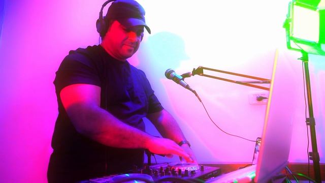 Музыкальный микс (диско и арабская музыка) в Blues Cafe