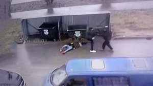 Жителя Чувашии жестоко избили мусорным баком: видео.