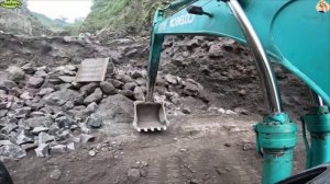 Строительство, экскаватор копает песок