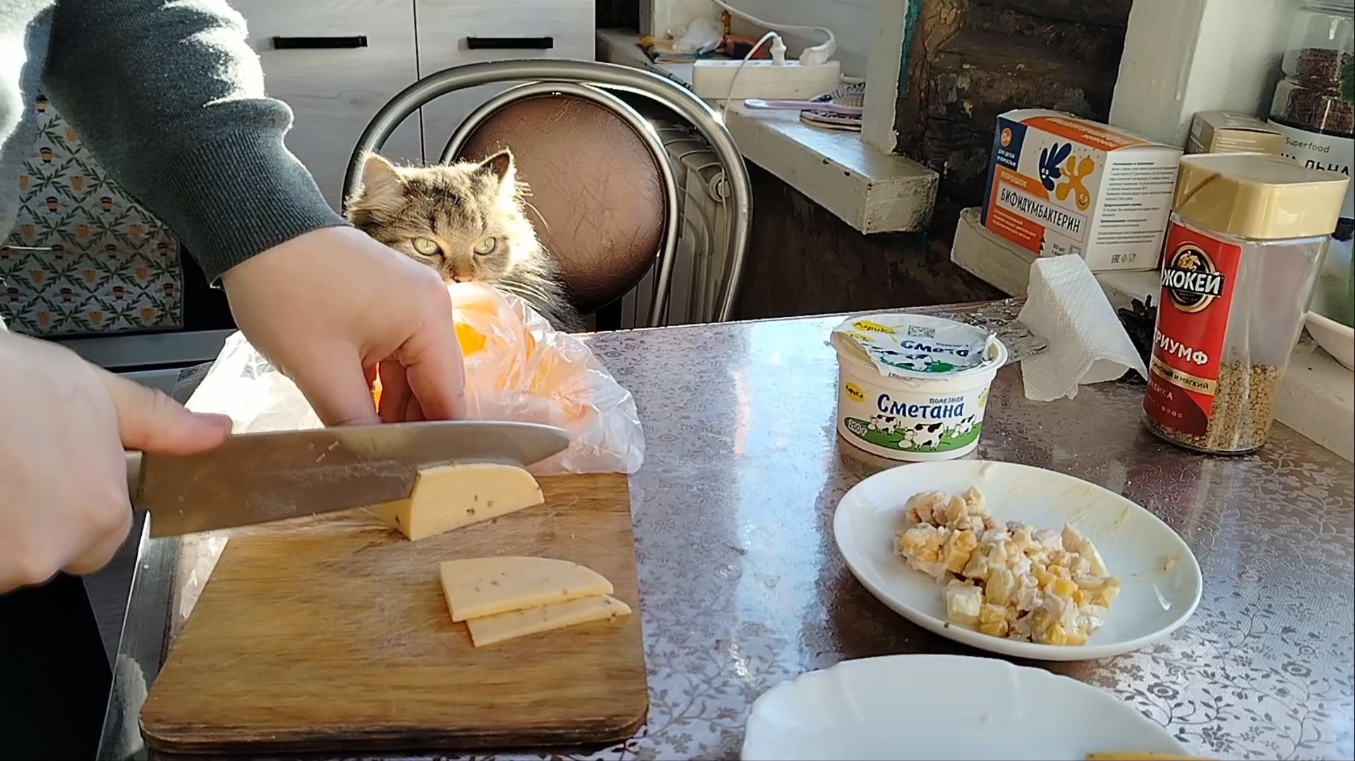 Весёлая Семейка 45 / МОЙ РАБОЧИЙ ДЕНЬ - ГОТОВЛЮ СЕБЕ ВКУСНЫЙ ОБЕД смотреть онлайн