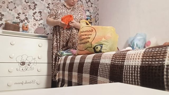 ЗАНЯЛАСЬ УБОРКОЙ В КОМНАТЕ, В ВАННОЙ. смотреть онлайн