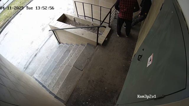 как работают продавцы Красное и белое... подкидывают алкашей от магазина, он слева до чужого подъезд смотреть онлайн