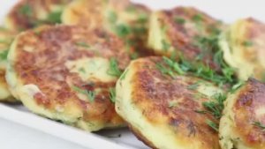 Эту ВКУСНЯТИНУ готовлю из остатков картофельного Пюре.  Котлетки из картошки с жареным луком