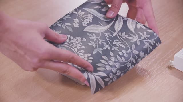 Поклейка обоев на приточный клапан VILPE WIVE. Гармония и единый дизайн с интерьером. смотреть онлайн