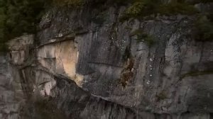 Вертолет рушит опасный участок скалы, Норвегия.