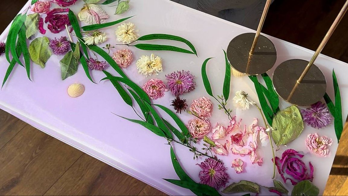 Преобразование высушенных цветов в шедевр из смолы