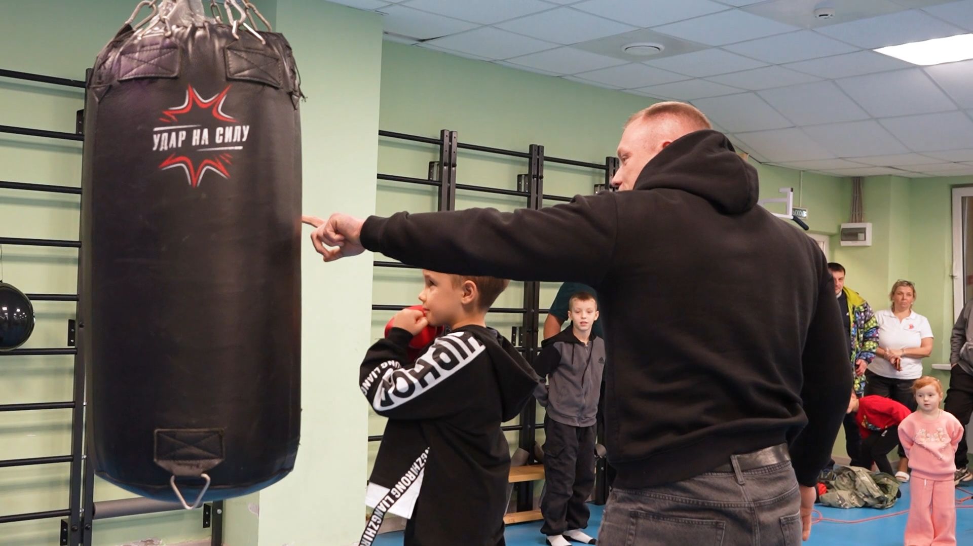 Спорт на районе. Семейный квест прошёл в Пушкино смотреть онлайн