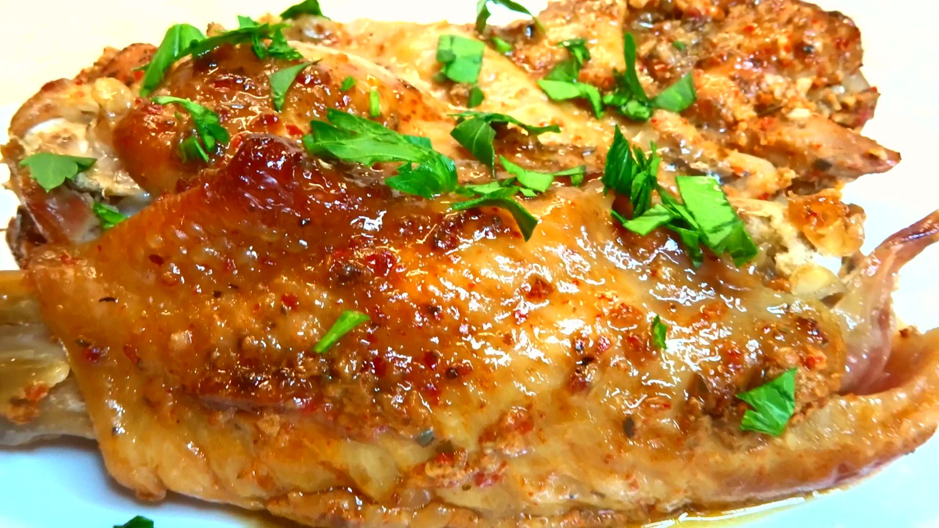 Ну очень просто. КРЫЛЬЯ ИНДЕЙКИ в духовке. Ничего лишнего, а получается очень СОЧНО и ВКУСНО смотреть онлайн