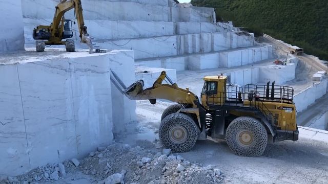 Колёсные погрузчики Komatsu WA900 и WA800 работают на мраморных карьерах. смотреть онлайн