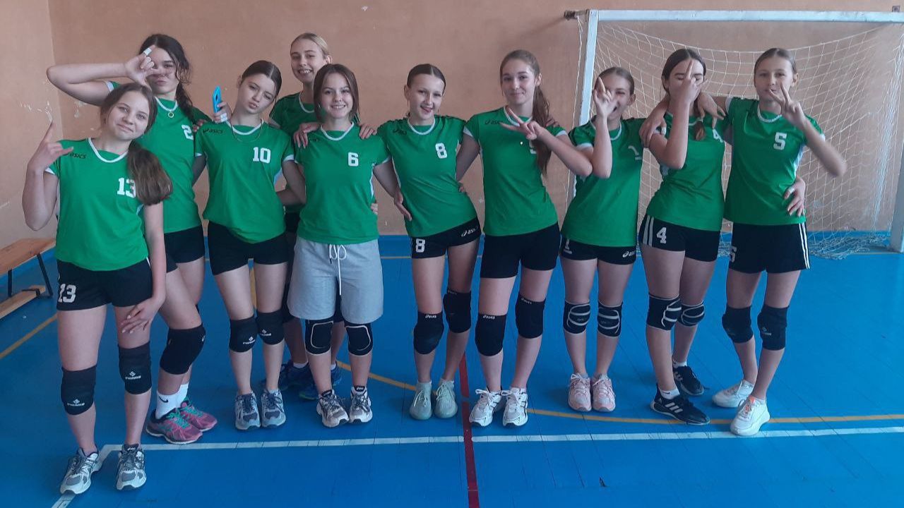 дружеская встреча по волейболу между спортсменками школы №1 и школы из Тополиного.