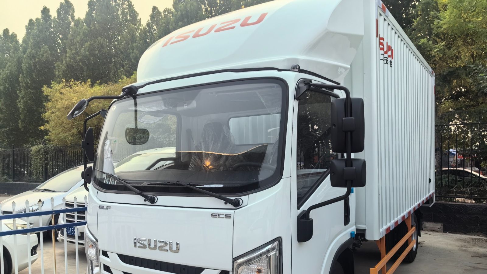 Промтоварный фургон Isuzu Elf категории В смотреть онлайн