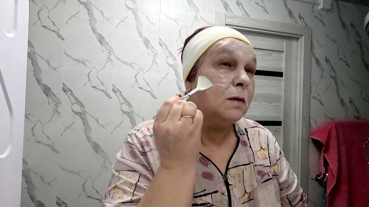 Не много времени на себя... Маска от морщин... смотреть онлайн