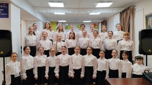Музыка И. Хрисаниди, слова Л. Шумилиной. «Мама» исполняет хор учащихся старших классов