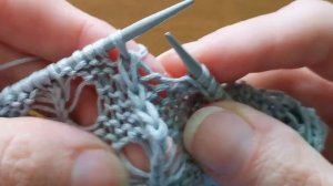 Как провязать три петли вместе изнаночной, чтобы средняя петля на лицевой стороне была сверху
