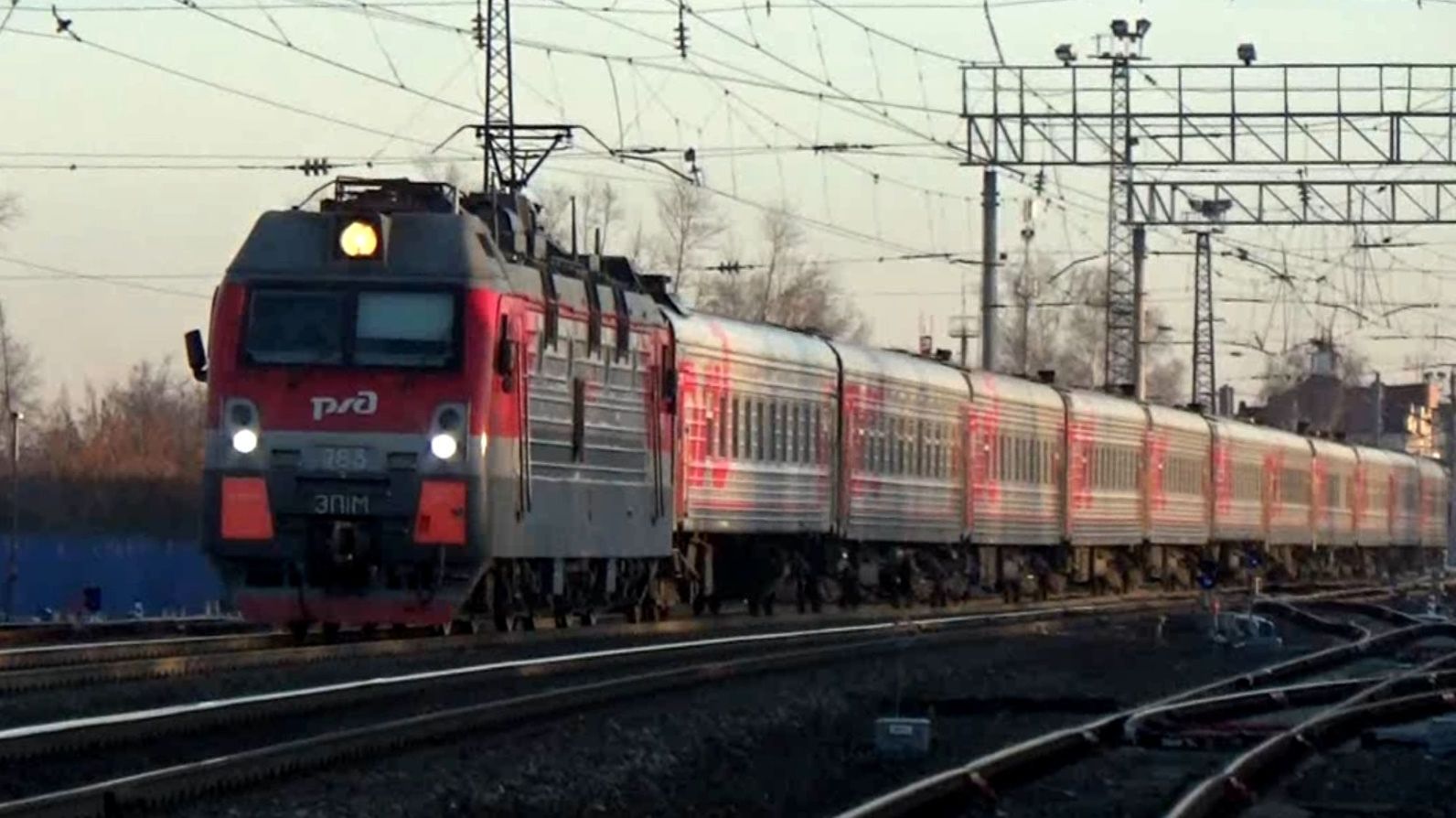 ЭП1М-783 с пассажирским поездом. смотреть онлайн