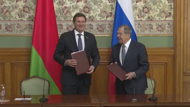 С.Лавров и М.Рыженков подписывают итоговые документы