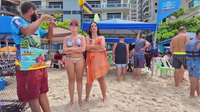 Встретил бразильских красавиц, которые без стеснения разгуливают в микробикини по пляжу 👙✨ смотреть онлайн