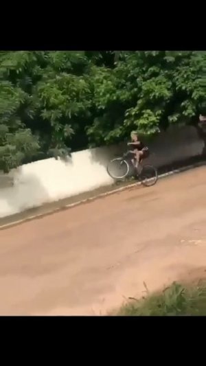 Не смотришь на дорогу во время езды на велосипеде, будь готов к различного рода травмам