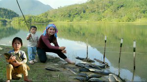 Ловлю рыбу заманивая ее в ловушки, что бы продать на местном рынке. Жизнь во Вьетнаме