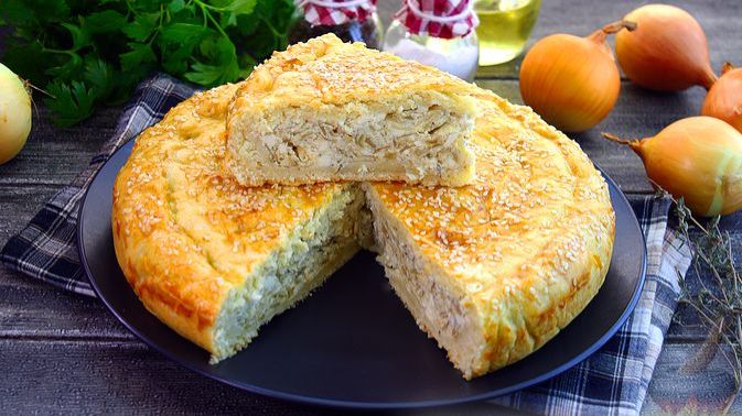 На сметанном корже. ЛУКОВЫЙ ПИРОГ С ПЛАВЛЕНЫМ СЫРОМ смотреть онлайн