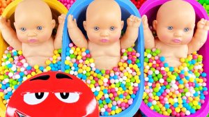 Мультики для детей. ЭмЭмДенсы в ванночках с куклами. Смотреть онлайн для детей и малышей.