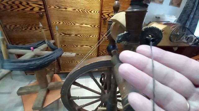 Сучение на ножной прялке