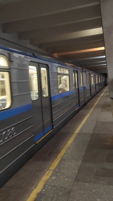 Поезд Нижегородского метрополитена «Стрелка» прибывает на станцию "Двигатель революции"
