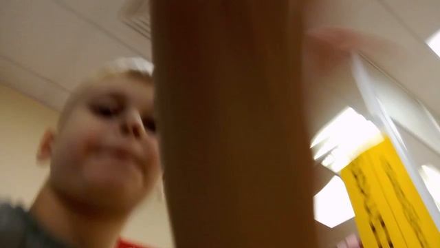 Весь день в торговом центре обошел все магазины