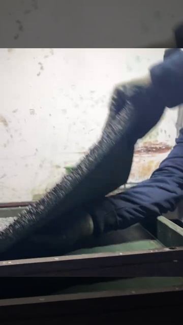 Испытания новой разработки полиуретанового клея на производстве плит из резиновой крошки. смотреть онлайн