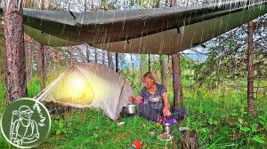 В палатке во время сильного дождя и грозы | Путешествие по горной тайге