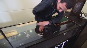 Секрет фокуса просовывание руки сквозь стеклянную витрину