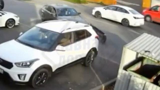 В Краснодаре автомобилист сбил мотоциклиста смотреть онлайн