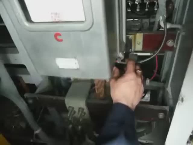 Машинист попал под высокое напряжение на электровозе и погиб смотреть онлайн