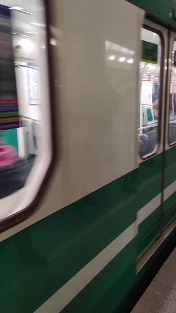 Поезд "НеВа" на Приморской в Петербургском метрополитене