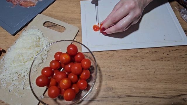 Рыбные рулеты с помидорами