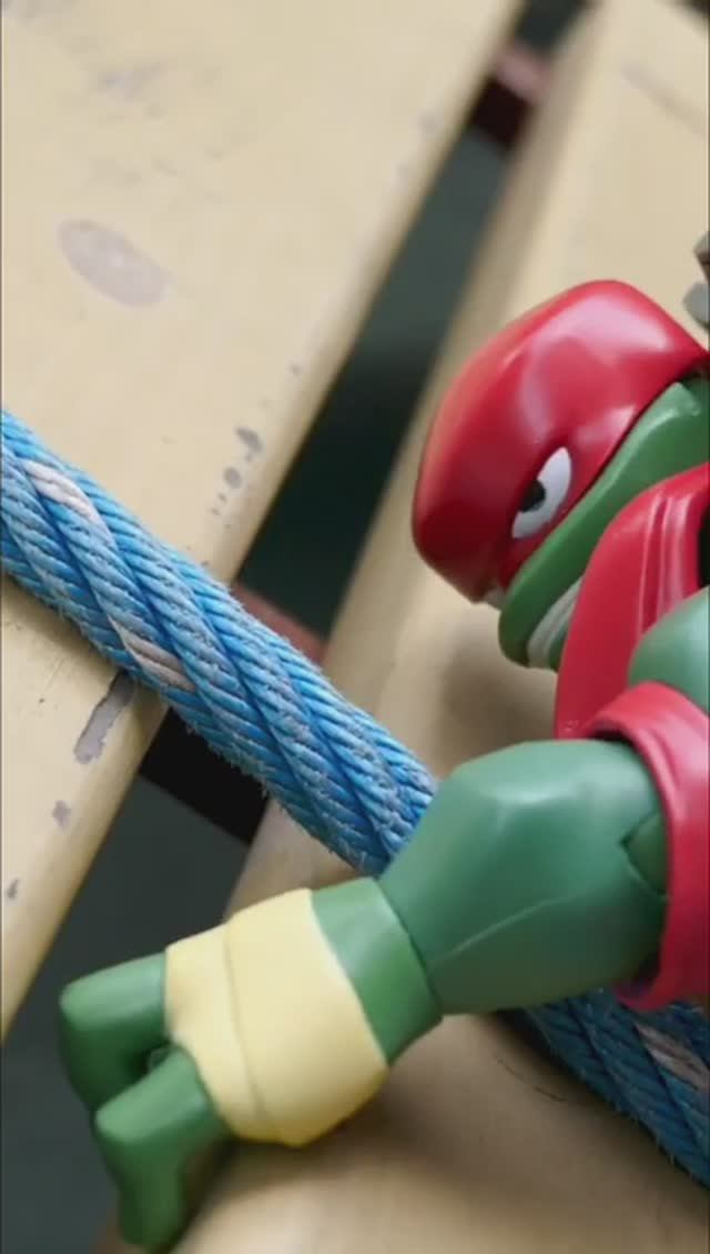 Рафаэль VS робот! Кто победит?🐢🥊 #шортс #ЧерепашкиНиндзя #длядетей смотреть онлайн