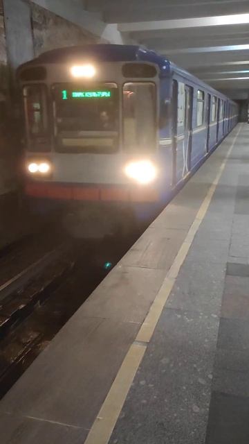 Номерной поезд Нижегородского метрополитена с расположением фар 2-2-2