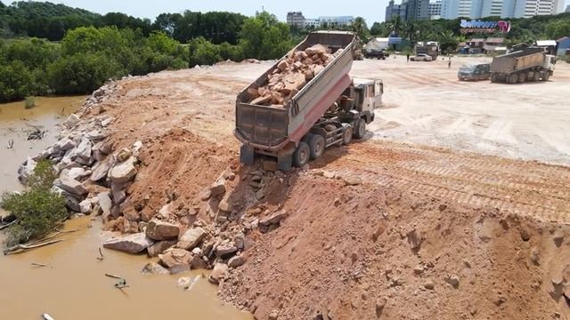 Бульдозеры Komatsu и самосвалы засыпают затопленные участки. смотреть онлайн