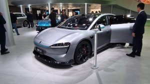 КИТАЙСКОЕ АВТО ТАНЦУЕТ, ЛЕТАЕТ И КЛАНЯЕТСЯ! Что показали на выставке авто в Гуанчжоу?