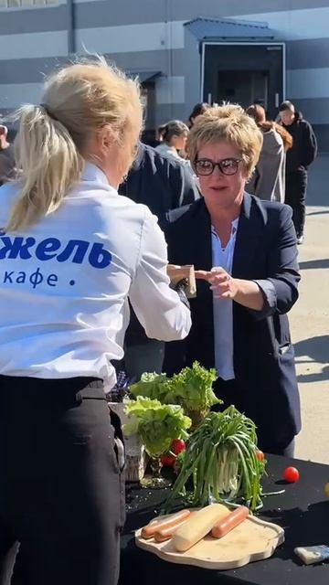 Фуд-станцис с Хот-Догами смотреть онлайн